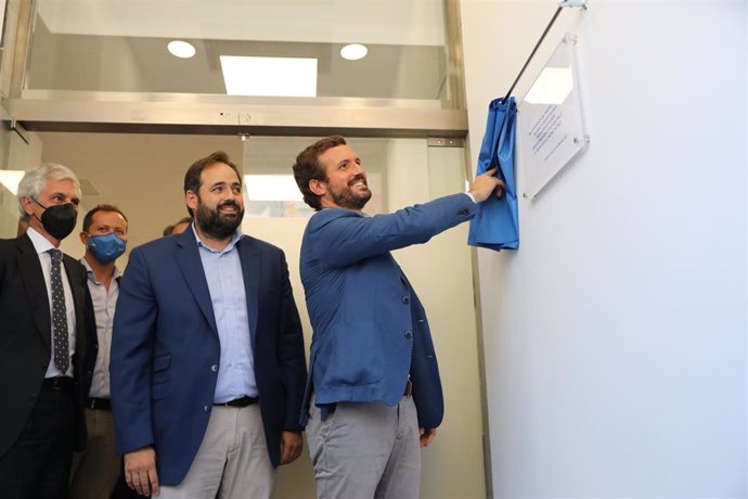 El presidente del PP de C-LM, Pablo Casado, inaugurando la nueva sede de los 'populares' en Toledo junto al presidente regional del partido, Paco Núñez