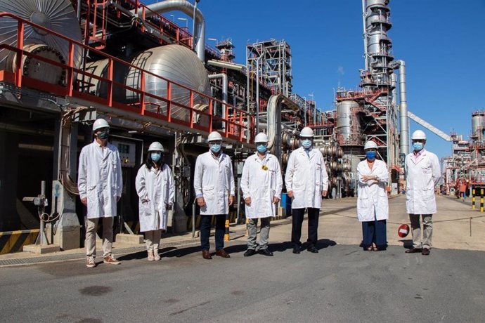 Visita de representantes de Vox a la refinería de Cepsa en La Rábida (Huelva).