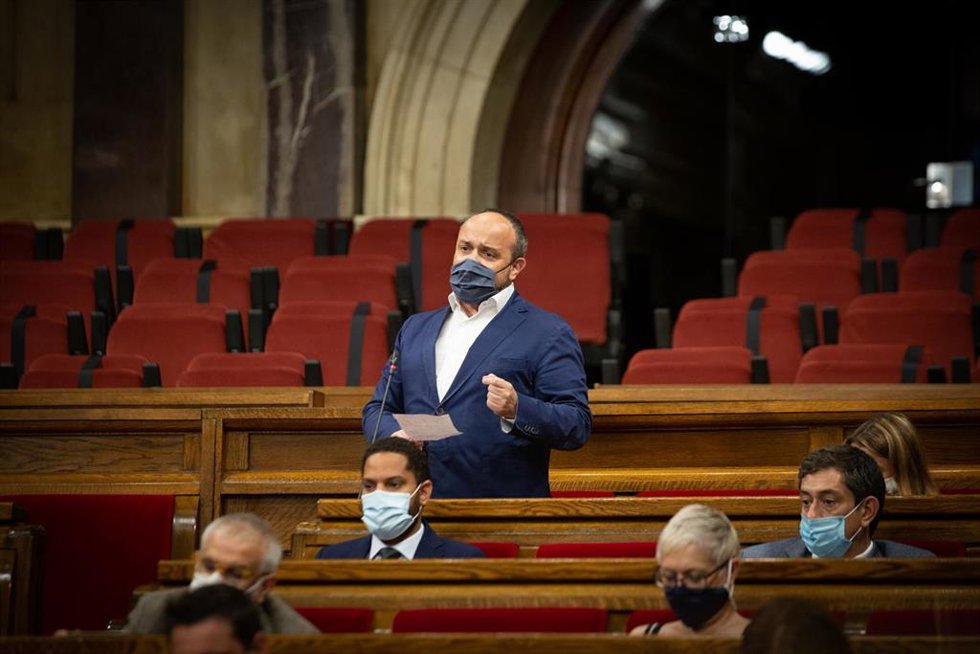 Imagen de archivo - El líder del PP en Catalunya, Alejandro Fernández, interviene en una sesión plenaria en el Parlament de Catalunya, a 21 de julio de 2021, en Barcelona, Catalunya (España).