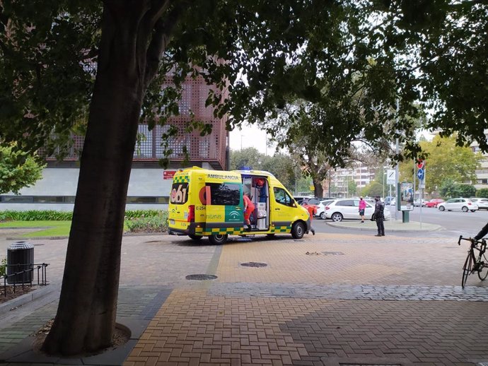 Archivo - Una ambulancia durante la prestación de un servicio en Córdoba.