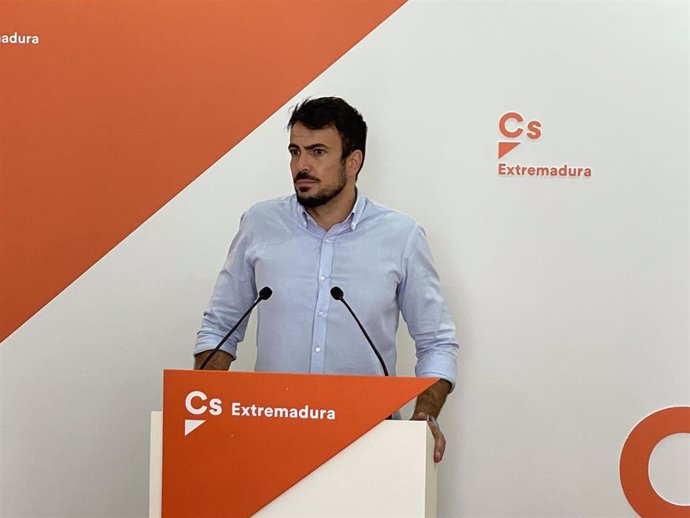 El coordinador de Cs Extremadura, David Salazar, en rueda de prensa