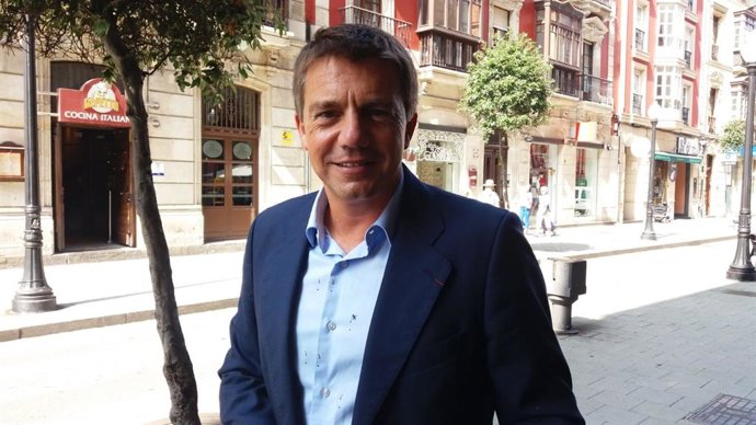 Archivo -    El presidente de la patronal hostelera Otea, José Luis Álvarez Almeida