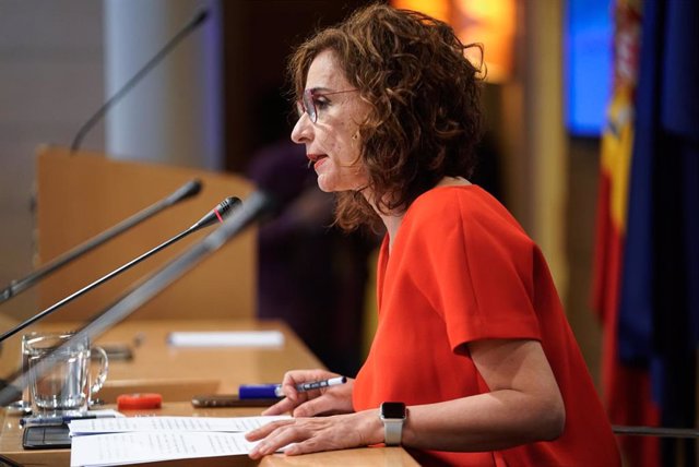 Archivo - La ministra de Hacienda y Función Pública, Maria Jesús Montero, interviene en una rueda de prensa posterior a una reunión del Consejo de Política Fiscal y Financiera, a 28 de julio de 2021, en Madrid, (España). 