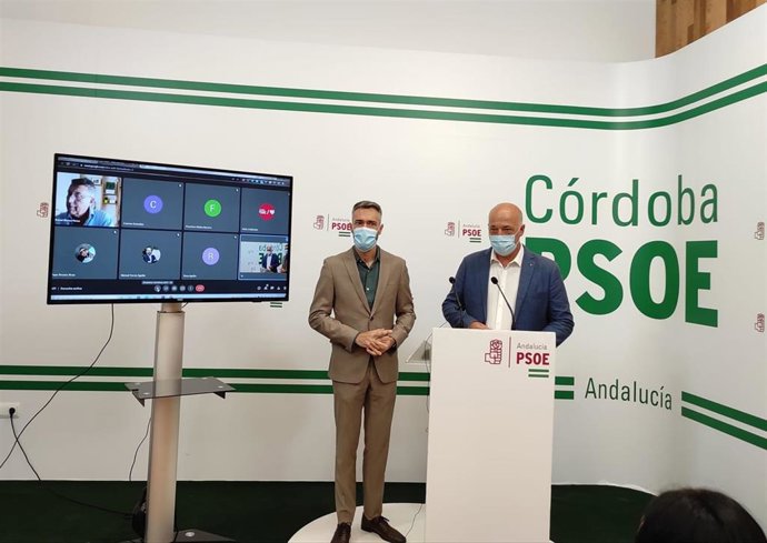 Felipe Sicilia y Antonio Ruiz en la sede del PSOE de Córdoba.