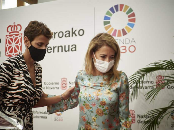 La ministra de Transportes, Movilidad y Agenda Urbana, Raquel Sánchez (d), y la presidenta de Navarra, María Chivite (i), durante una rueda de prensa en el Palacio de Navarra, a 10 de septiembre de 2021, en Pamplona, Navarra (España). La ministra de Tra
