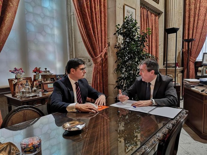 Archivo - El alcalde de Sevilla, Juan Espadas (PSOE), y el portavoz de Cs, Álvaro Pimentel, en una imagen de archivo