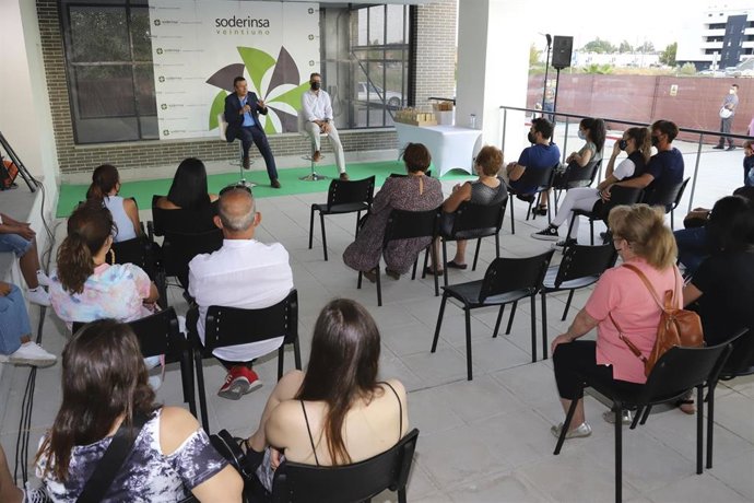 Acto de entrega de llaves a los nuevos propietarios de las VPO de La Unión  en La Rinconada (Sevilla)