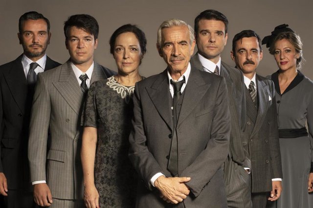 Imagen del elenco completo de la obra de teatro 'Muerte de un viajante'.