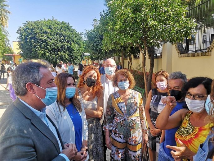 Espadas, durante la visita al CEIP 'Arias Montano'