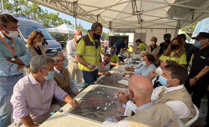 El alcalde de Estepona, José María García Urbano, en el puesto de mando avanzado en su municipio por el incendio en Sierra Bermeja