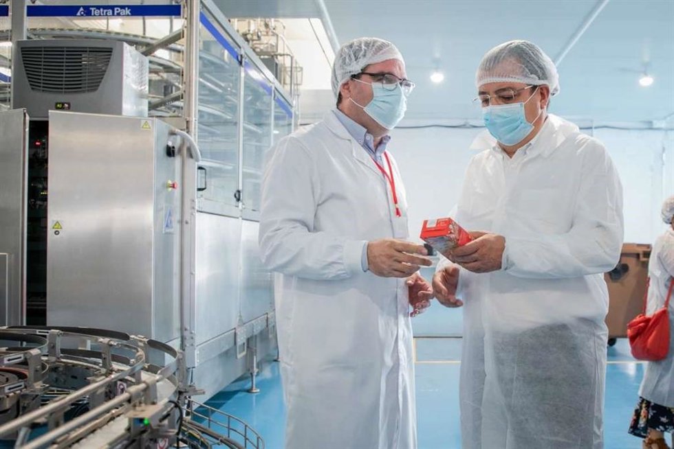 Vara, en su visita a la fábrica de Apis en Montijo.
