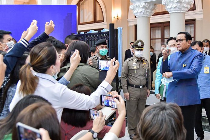 Archivo - HANDOUT - 09 March 2021, Thailand, Bangkok: Thai Prime Minister Prayuth Chan-ocha sprays hand sanitiser on the media representatives after he was questioned about a possible cabinet reshuffle during a press conference. Photo: -/Government of T