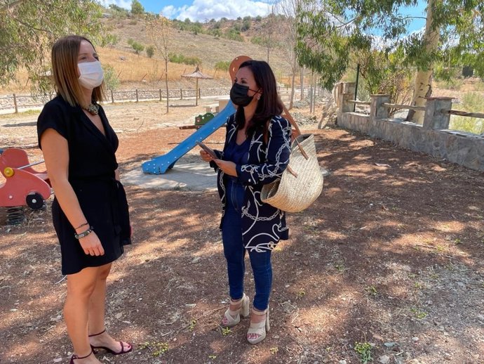 Ana Carrera e Isabel Moreno revisando actuaciones del Plan de Cooperación Local de Diputación en El Gastor.