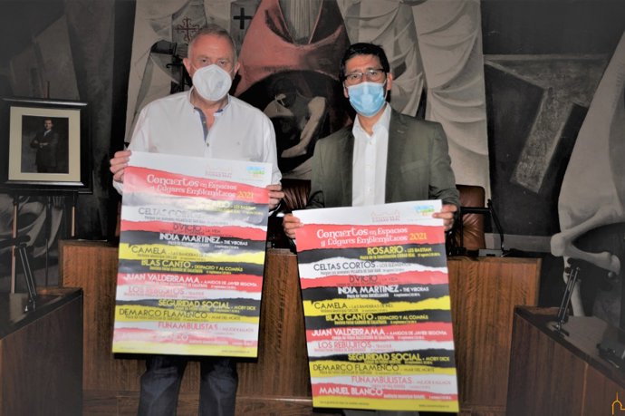 El presidente de la Diputación de Ciudad Real, José Manuel Caballero, presentando el concierto de Blas Cantó en Carrión de Calatrava