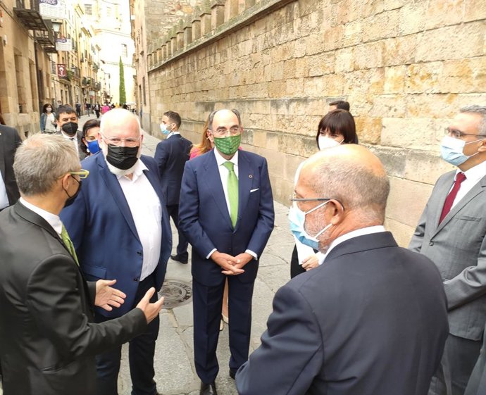 El vicepresidente Francisco Igea, de espaldas, junto a Ricardo Rivero, Frans Timmermans, Sánchez Galán, Diana Morant y Javier Izquierdo en Salamanca.