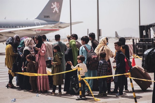 Archivo - Civiles afganos esperando a ser evacuados en el aeropuerto de Kabul