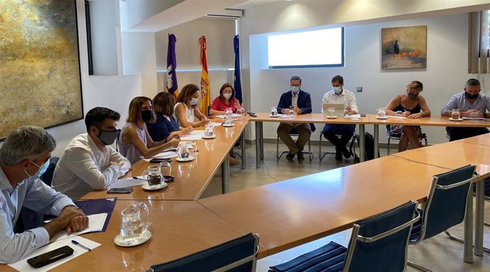 Govern, consells insulares, Ayuntamiento de Palma y Felib acuerdan crear una comisión para coordinar la reducción de la temporalidad en la administración pública.
