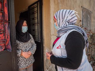 Archivo - Una trabajadora de MSF visita a una paciente en Hermel