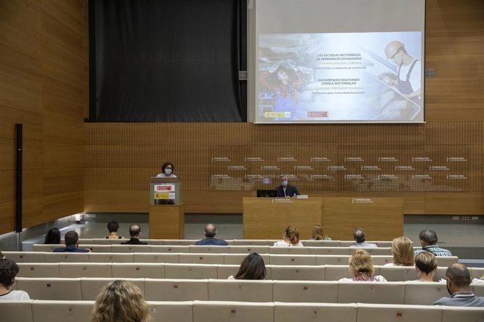 La consejera de Derechos Sociales, Carmen Maeztu, interviene en la jornada de presentación de las Escuelas Sectoriales de Aprendices