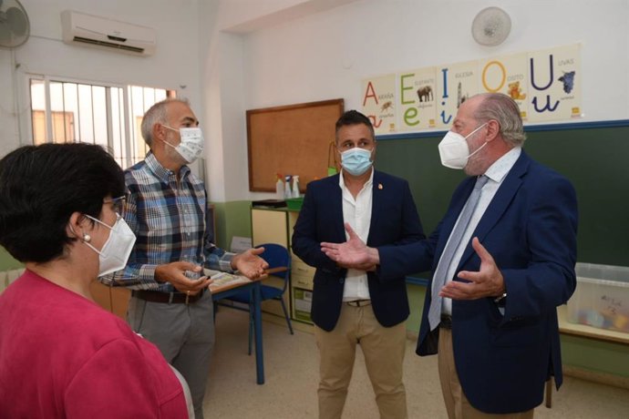Visita del presidente de la Diputación de Sevilla, Fernando Rodríguez Villalobos, y el alcalde de Tocina, Francisco José Calvo, al centro educativo Menéndez Pidal.