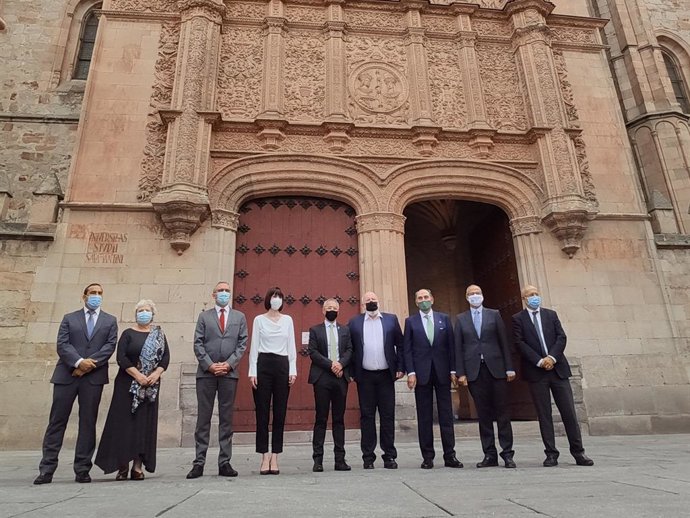 Frans Timmermans, cuarto por la derecha, junto a autoridades, antes de su investidura como doctor honoris causa por la USAL.