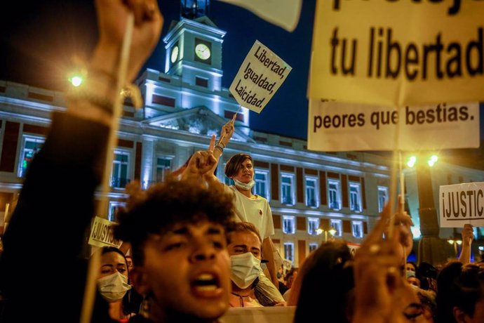 Varios manifestantes durante una concentración en la Puerta del Sol contra las agresiones a las personas LGTBI, a 8 de septiembre de 2021, en Madrid, (España). El Movimiento Marika Madrid ha convocado esta concentración bajo el lema ¡Basta ya! a raíz 