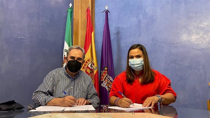 Firma del convenio entre el Ayuntamiento y Cruz Roja.