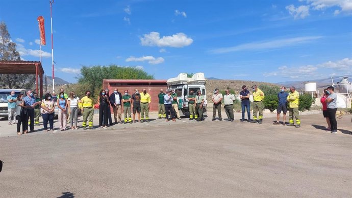 Minuto de silencio en el Cedefo de Alhama de Almería por la muerte de un bombero forestal en Málaga.