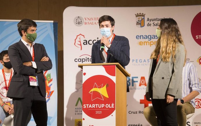 Archivo - Moro, Muñoz y Fernández en la entrega del reto Iberdrola en startup olé