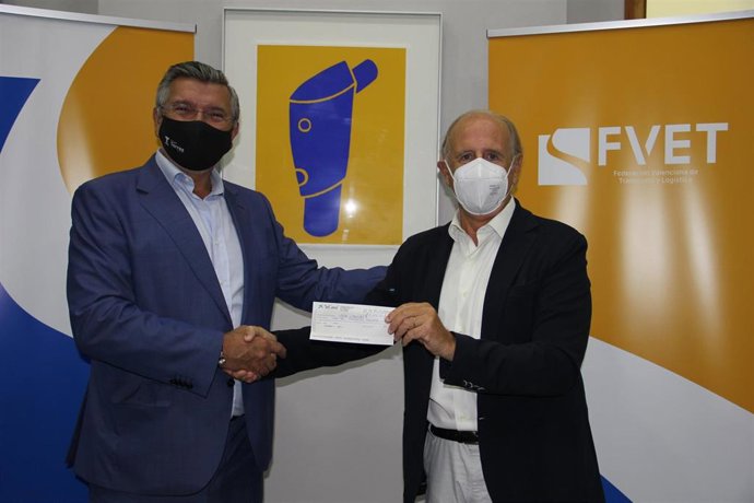 El  presidente de FVET, Carlos Prades, entrega lo recaudado al  presidente de Casa Caridad, Luis Miralles