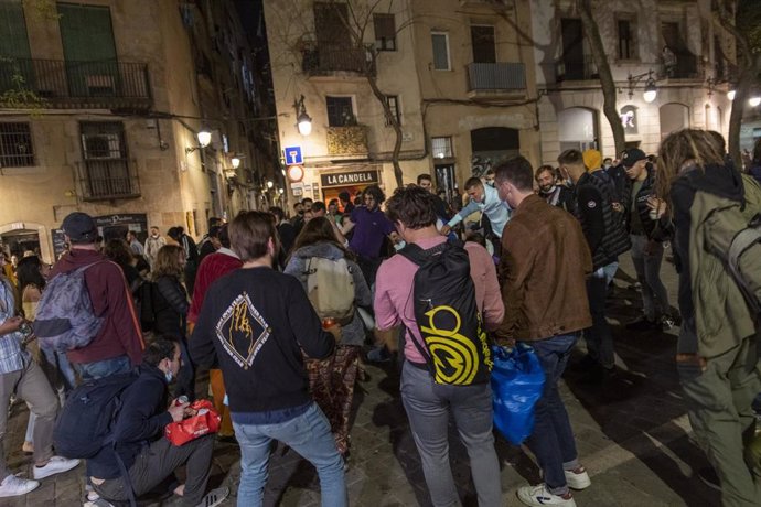 Archivo - Grupos de personas festejan en las calles de Barcelona durante el primer viernes sin toque de queda, a 14 de mayo de 2021, en Barcelona, Catalunya, (España).