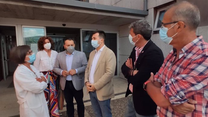 El secretario xeral del PSdeG, Gonzalo Caballero, en el centro de salud de Nigrán junto a alcaldes de la comarca del Val Miñor