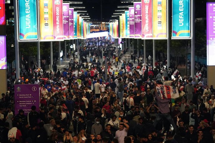 Archivo - Aficionados ingleses durante la final de la Eurocopa 2020 