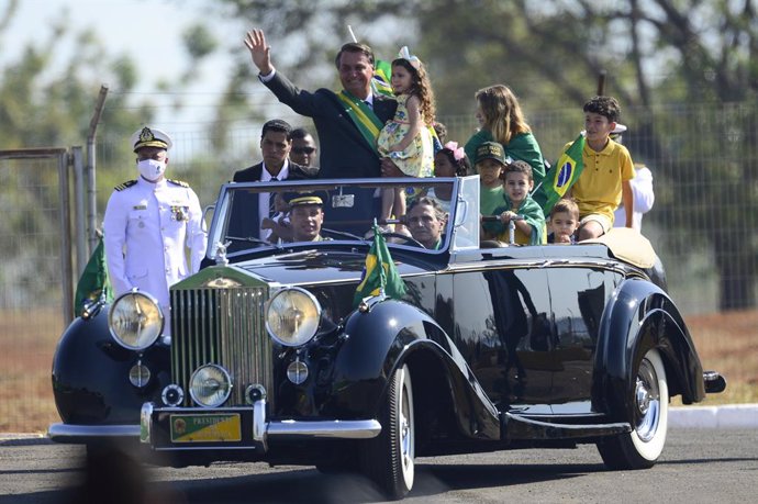 07 September 2021, Brazil, Brasilia: Jair Bolsonaro (C), president of Brazil, rides in a car full of children and waves to his supporters during a ceremony on Brazil's Independence Day. Photo: Marcelo Camargo/Agencia Brazil/dpa - ACHTUNG: Nur zur redakt