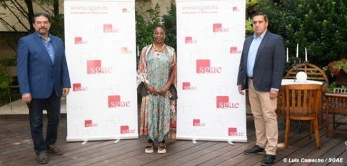 La cantante y compositora Buika posa junto al presidente de la SGAE, Antonio Onetti (izquierda) y Adrián Restrepo, director general de la entidad, en su sede central de Madrid.