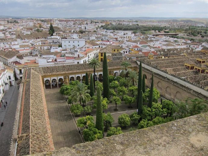 Archivo - Vista del casco histórico y del Patio de los Naranjos de la Mezquita