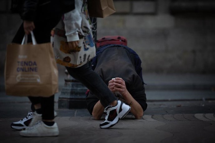 Archivo - Un mendigo pide limosna en Barcelona, Catalunya (España), a 16 de noviembre de 2020. El turismo internacional se desplomó este verano debido como consecuencia del coronavirus. Además, el pasado 15 de octubre el Govern de la Generalitat decretó