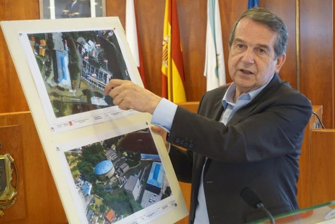 Abel Caballero muestra fotos del diseño de la futura planta potabilizadora de O Casal.