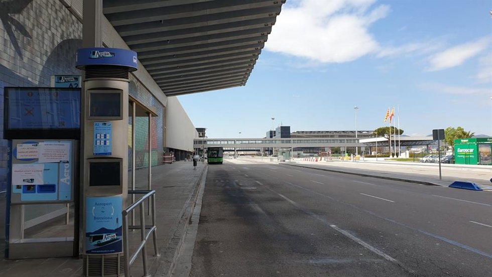 Archivo - La Terminal 2 (T2) del Aeropuerto de Barcelona cerrado por el coronavirus, en El Prat de Llobregat el 27/3/2020