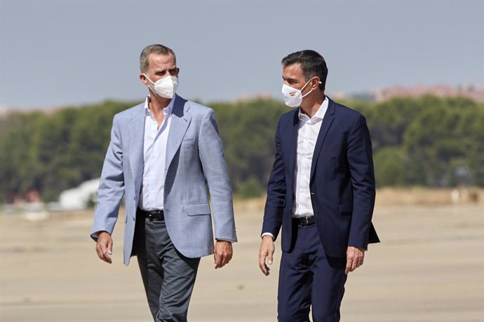 El Rey Felipe VI (i), y el presidente del Gobierno, Pedro Sánchez (d), durante una visita al dispositivo provisional preparado en la Base Aérea de Torrejón de Ardoz, a 28 de agosto de 2021, en Torrejón de Ardoz, Madrid, (España). El campamento se ha ins