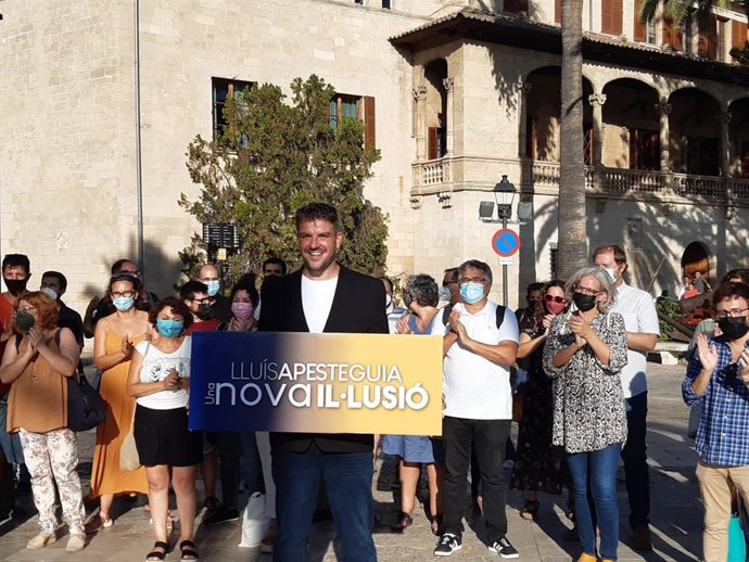 El alcalde de Dei, Lluis Apesteguia, durante el anuncio de su candidatura a las primarias de MÉS pera encabezar la lista al Parlament.