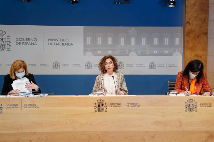 Archivo - La ministra de Hacienda, María Jesús Montero (centro). 