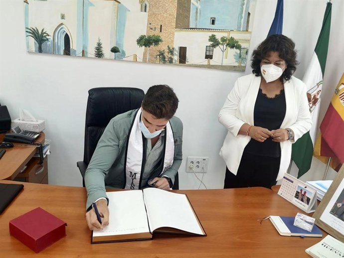 La alcaldesa de Huévar del Aljarafe (Sevilla), María Eugenia Moreno, con el hervense Francisco Manuel Rosado Medina, ganador de Míster RNB Sevilla