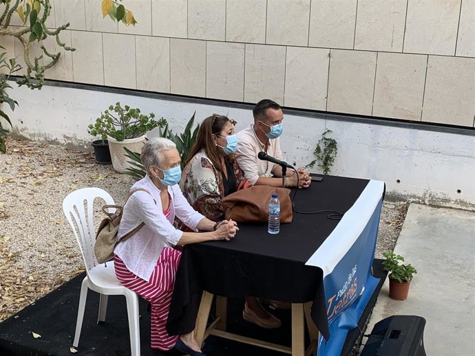 La alcaldesa de Punta Umbría, Aurora Águedo, durante su reunión con representantes de agrupaciones del carnaval.