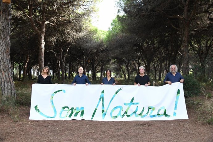 Los organizadores Mone Teruel, Lluís Marrasé, Lídia Pujol, Joan Vinyals y Josep Mas 'Kitflus en el pinar natural del Delta del Llobregat.