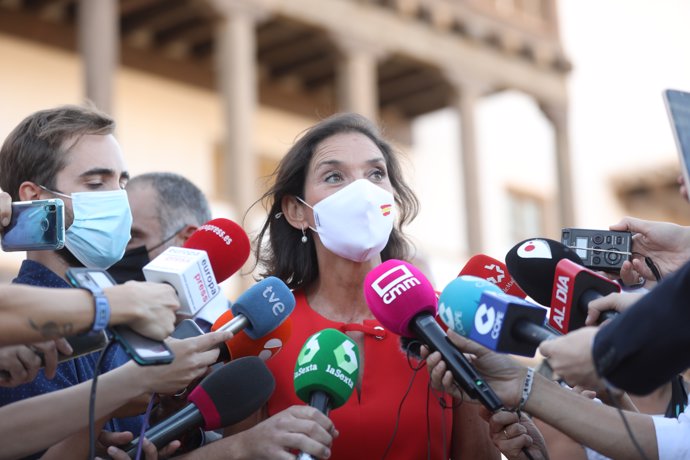 La ministra de Industria, Turismo y Comercio, Reyes Maroto, ofrece declaraciones a los medios al acudir al acto de presentación oficial del parque temático de Puy du Fou, a 10 de septiembre de 2021, en Toledo, Castilla - La Mancha