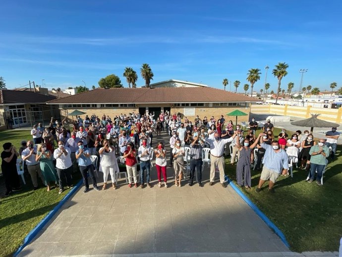 Irene García con militantes en Guadalcacín.