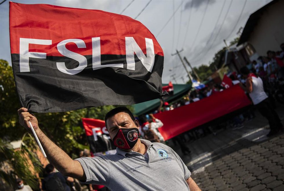 Archivo - Un simpatizante del Frente Sandinista de Liberación Nacional (FSLN) .