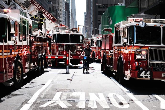 Archivo - Camiones del Departamento de Bomberos de Nueva York, en Estados Unidos