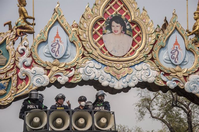 Archivo - La Policía tailandesa junto al Monumento a la Democracia de Bangkok.